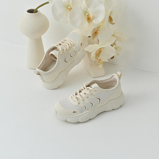 经典鲨2025夏季新品时尚拼色网状透气系带舒适跑步休闲鞋女KW172-529091 商品图3