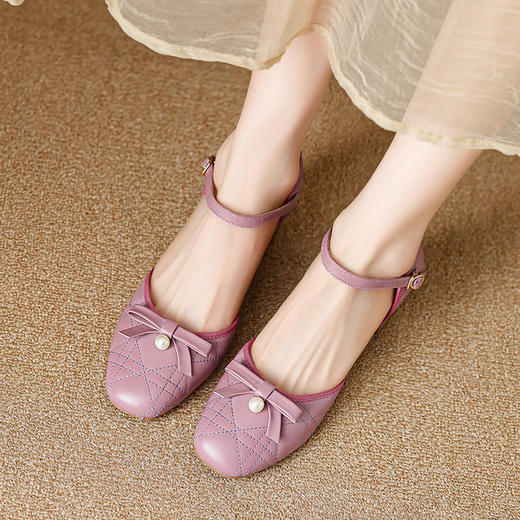 【预售5天】小香风真皮蝴蝶结粗跟包头凉鞋女夏季新款圆头中跟一字带时装凉鞋HCYYHD&6064 商品图1