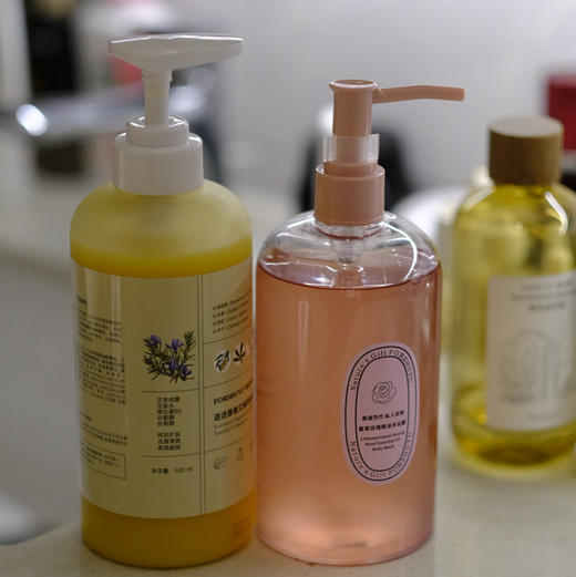 【奕虹定制芳疗师紫草玫瑰精油沐浴露】玫瑰花香，滋润不拔干，泡沫绵密，4种透明质酸全方位保护肌肤，成分天然温和安全到3岁以上儿童可用于洗发和沐浴 商品图1