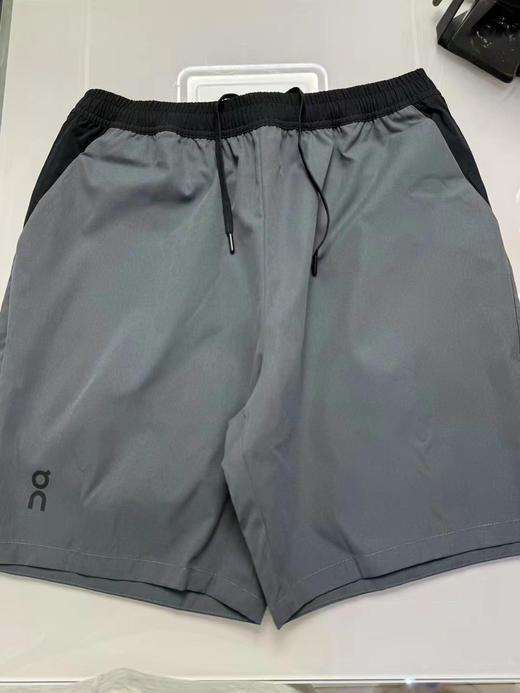 原单正品昂跑专业跑步户外运动短裤，版型帅！
立体剪裁，上身效果直观，耐看
下摆开叉，腰部抽绳，后兜暗扣
一件简约，却不简单的短裤
黑色灰色，尺码S-XXL 商品图3