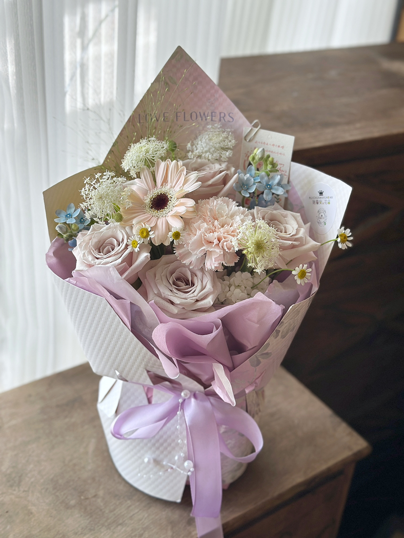 插花泥花束 曼塔玫瑰五支 木绣球一朵，兰星花两支，翠竹四支，粉康，粉色迷你太阳花1支，洋甘菊喷泉草搭配。花束高40厘米，宽25厘米。