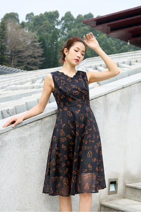 伯妮斯茵 | 新中式文艺 甲骨文印花网格连衣裙 无袖 V 领设计 收腰 A 字大摆 通勤约会款 SZ1S12-漆黑《3000年前的情书》