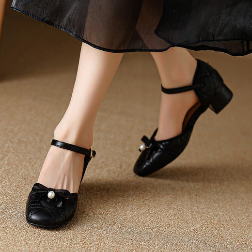 【预售5天】小香风真皮蝴蝶结粗跟包头凉鞋女夏季新款圆头中跟一字带时装凉鞋HCYYHD&6064 商品图3