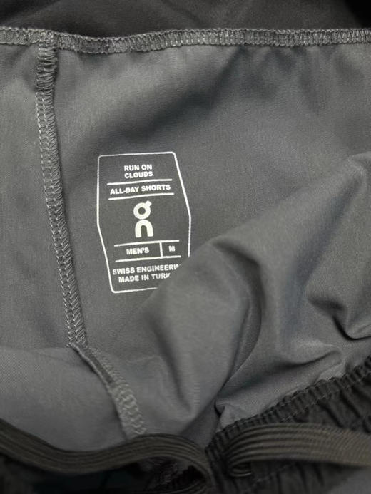 原单正品昂跑专业跑步户外运动短裤，版型帅！
立体剪裁，上身效果直观，耐看
下摆开叉，腰部抽绳，后兜暗扣
一件简约，却不简单的短裤
黑色灰色，尺码S-XXL 商品图7