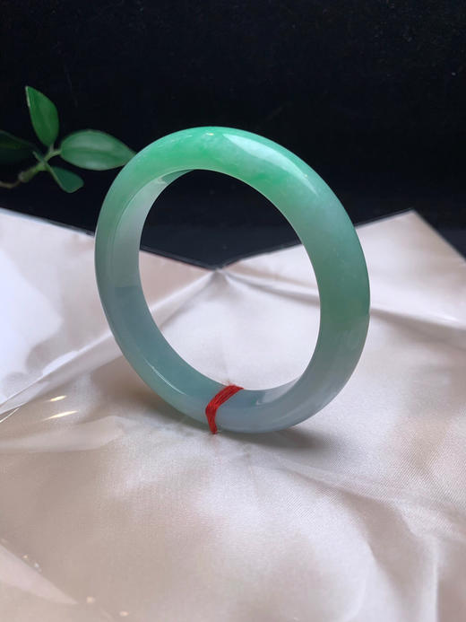 612873，57.8果绿底正圈手镯、大半圈带绿底色，干净清新 商品图1