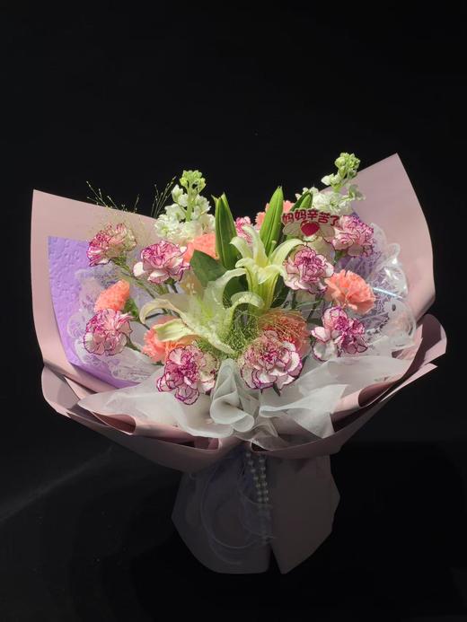 【母亲节】新鲜鲜花花束·粉韵馨语 康乃馨花束（15朵康乃馨+2朵百合+2枝紫罗兰+配草）可备注送货时间 商品图1