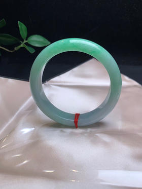 612873，57.8果绿底正圈手镯、大半圈带绿底色，干净清新