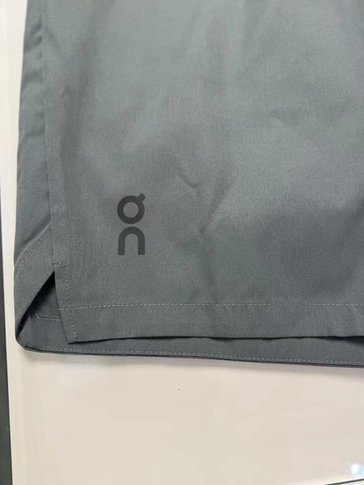 原单正品昂跑专业跑步户外运动短裤，版型帅！
立体剪裁，上身效果直观，耐看
下摆开叉，腰部抽绳，后兜暗扣
一件简约，却不简单的短裤
黑色灰色，尺码S-XXL 商品图2