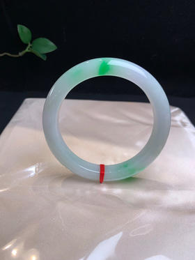 612876，62.5飘阳绿手镯、非常清新秀气，底妆很均匀，二处飘阳绿色