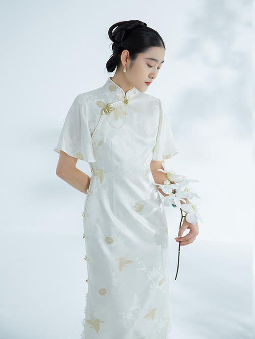 荷言HEYEN 芷露 真丝蝴蝶织金提花旗袍米白色小喇叭袖手工盘扣高级定制 商品图3