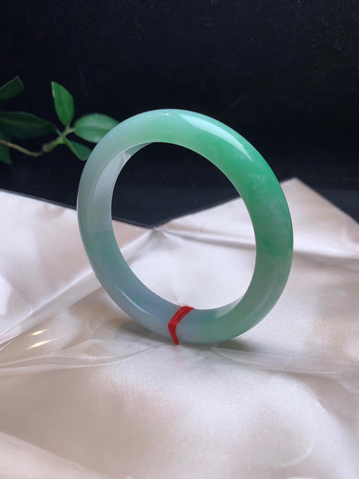 612873，57.8果绿底正圈手镯、大半圈带绿底色，干净清新 商品图2