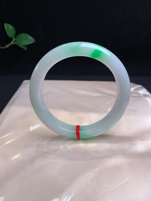 612876，62.5飘阳绿手镯、非常清新秀气，底妆很均匀，二处飘阳绿色 商品图2