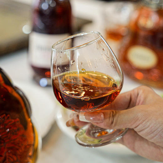 热卖中！！【法国原瓶进口】麦克尔传奇XO白兰地 狮王·纪念款 40%VOL 拍1箱赠一樽两杯 商品图4