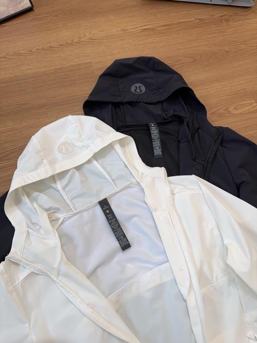 点此购买 lululemon露露春夏季男女训练款连帽防晒外套 ggd 317799 商品图3
