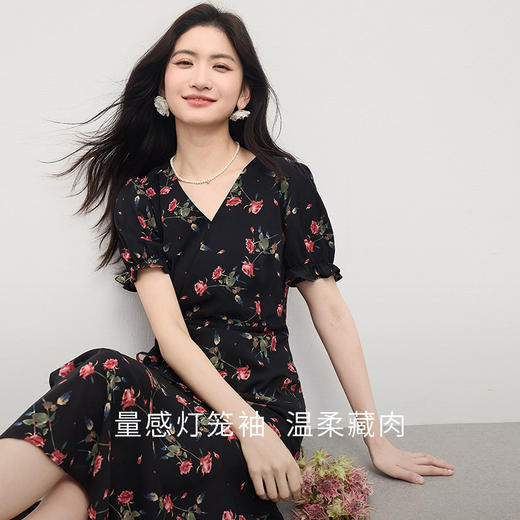 【夏季新品】熙世界法式仿真丝玫瑰碎花连衣裙女高级感泡泡袖V领长裙2025夏天 商品图1