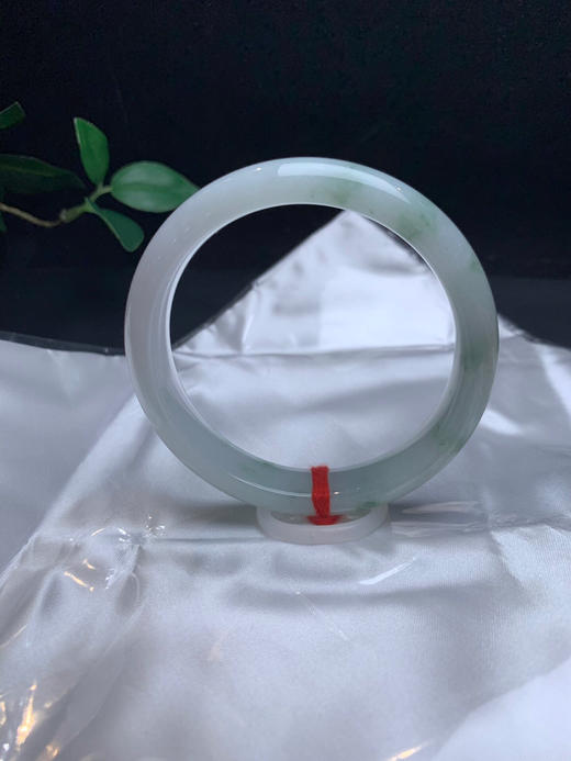 612874，60.5飘花手镯，底细腻，大半圈飘蓝花 商品图1