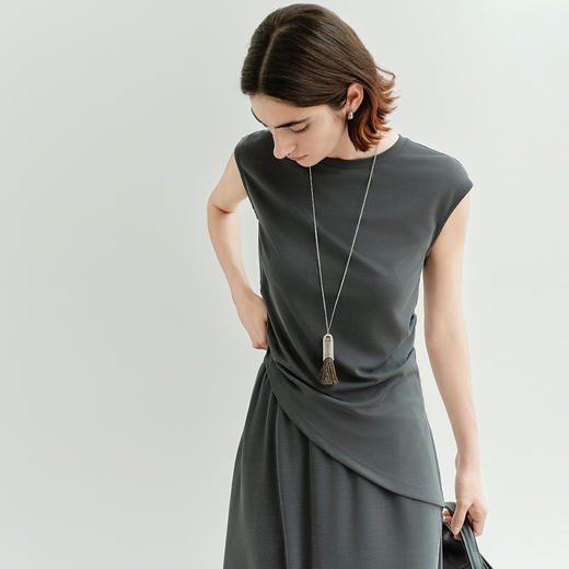 【破价】N°28 夏季2025新款法式设计不规则无袖T恤女 垂感半身裙长款裙子套装895251Z519 商品图2