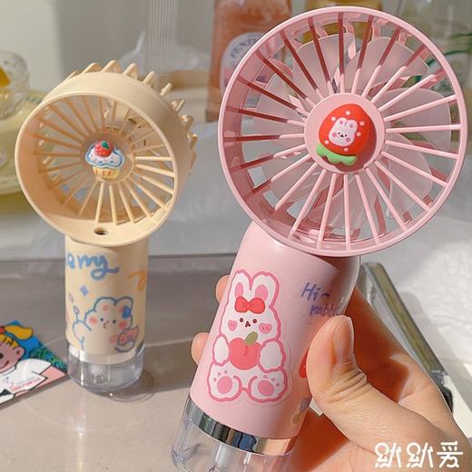 赠送贴纸【迷你补水小风扇！无惧干燥炎热】薄款夏季喷雾手持风扇清凉补水小空调户外便携可立桌面小风扇。ry 商品图3