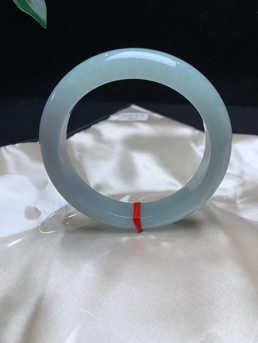 612878，58.8晴绿底手镯 ，大半圈浅绿底，局部带些淡紫，整体干净清新，很秀气 商品图3