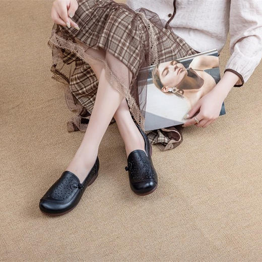 【母亲节礼物 下单送袜子】意大利KAISER 凯撒头层牛皮新中式镂空妈妈鞋 巨软巨好穿！（KS7881款） 商品图7