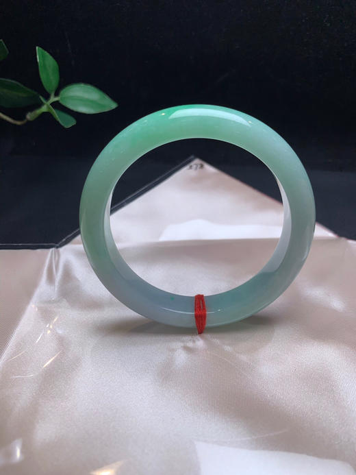 612873，57.8果绿底正圈手镯、大半圈带绿底色，干净清新 商品图3