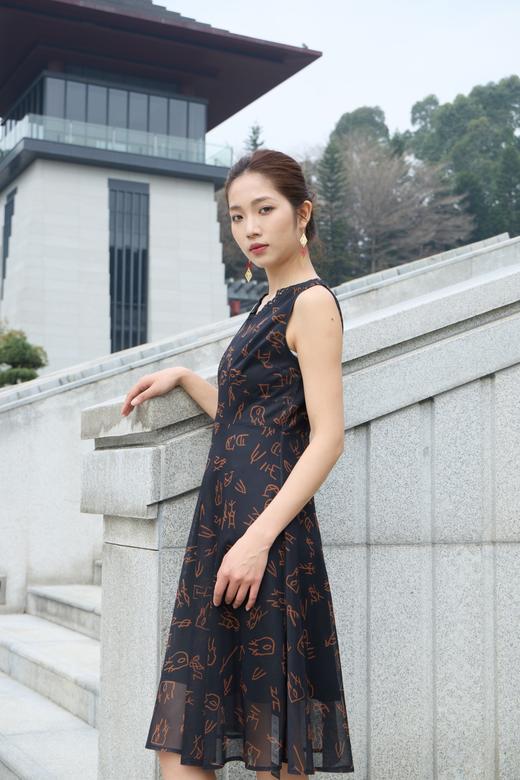 伯妮斯茵 | 新中式文艺 甲骨文印花网格连衣裙 无袖 V 领设计 收腰 A 字大摆 通勤约会款 SZ1S12-漆黑《3000年前的情书》 商品图1