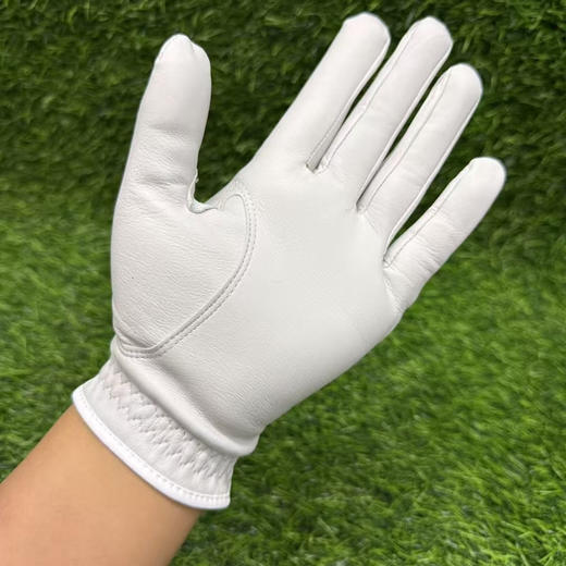 外贸原单男士全羊皮高尔夫左手手套
魔术贴带mark，mark贴片可以换成自己喜欢的
手感细腻
尺码 22 23 24 25
特价💰79包邮 商品图1