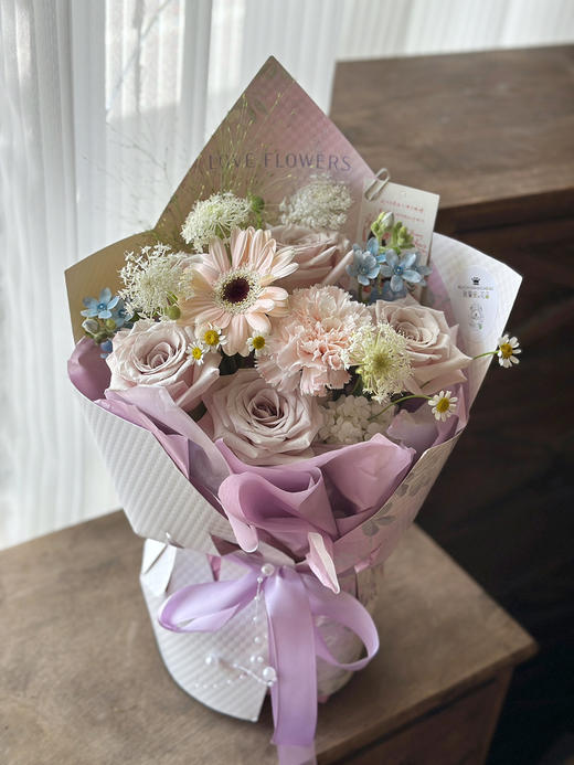 插花泥花束 曼塔玫瑰五支 木绣球一朵，兰星花两支，翠竹四支，粉康，粉色迷你太阳花1支，洋甘菊喷泉草搭配。花束高40厘米，宽25厘米。 商品图1