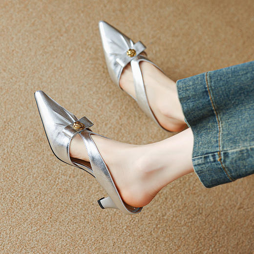 【预售5天】羊皮尖头粗跟包头拖鞋女银色镂空山茶花气质外穿时尚高跟半拖凉鞋MLJ&C153 商品图3