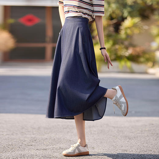 【专属特价】熙世界仿天丝牛仔蓝半身裙女薄款2025年夏季新款高腰显瘦a字伞裙 商品图3