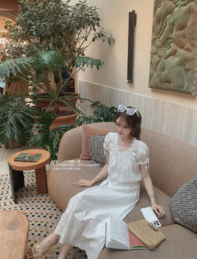 金蘑菇菇 美第奇/蓝白重工刺绣法式泡泡袖上衣