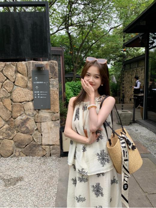 🎯温柔到骨子里的【澳克里斯天丝提花清冷感重工刺绣套装】❗️上身一整个清冷气质的温柔感~ ✅每次穿出门都被追着问链接📢那种被夸到不好意思的快乐，全靠它给 商品图0