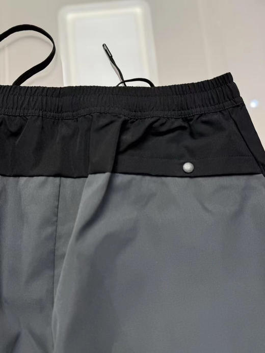 原单正品昂跑专业跑步户外运动短裤，版型帅！
立体剪裁，上身效果直观，耐看
下摆开叉，腰部抽绳，后兜暗扣
一件简约，却不简单的短裤
黑色灰色，尺码S-XXL 商品图4
