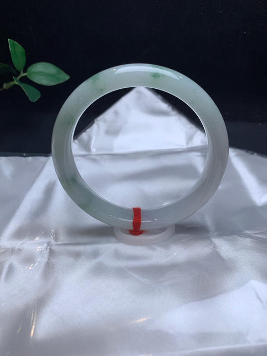 612874，60.5飘花手镯，底细腻，大半圈飘蓝花 商品图2