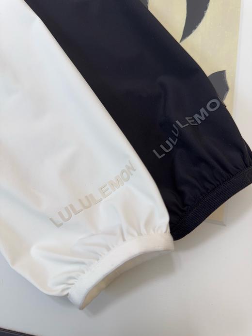 点此购买 lululemon露露春夏季男女训练款连帽防晒外套 ggd 317799 商品图12