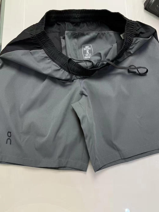 原单正品昂跑专业跑步户外运动短裤，版型帅！
立体剪裁，上身效果直观，耐看
下摆开叉，腰部抽绳，后兜暗扣
一件简约，却不简单的短裤
黑色灰色，尺码S-XXL 商品图6