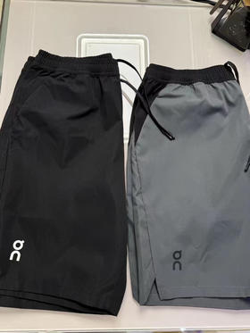 原单正品昂跑专业跑步户外运动短裤，版型帅！
立体剪裁，上身效果直观，耐看
下摆开叉，腰部抽绳，后兜暗扣
一件简约，却不简单的短裤
黑色灰色，尺码S-XXL