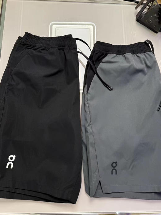 原单正品昂跑专业跑步户外运动短裤，版型帅！
立体剪裁，上身效果直观，耐看
下摆开叉，腰部抽绳，后兜暗扣
一件简约，却不简单的短裤
黑色灰色，尺码S-XXL 商品图0
