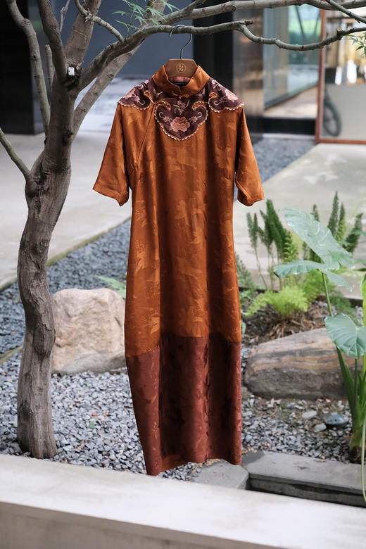 盛唐牡丹 |真丝香云纱手绣如意云肩旗袍 商品图0