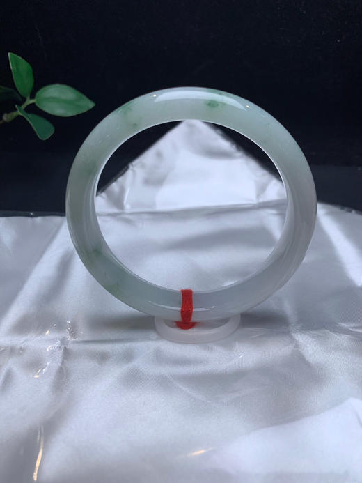 612874，60.5飘花手镯，底细腻，大半圈飘蓝花 商品图0