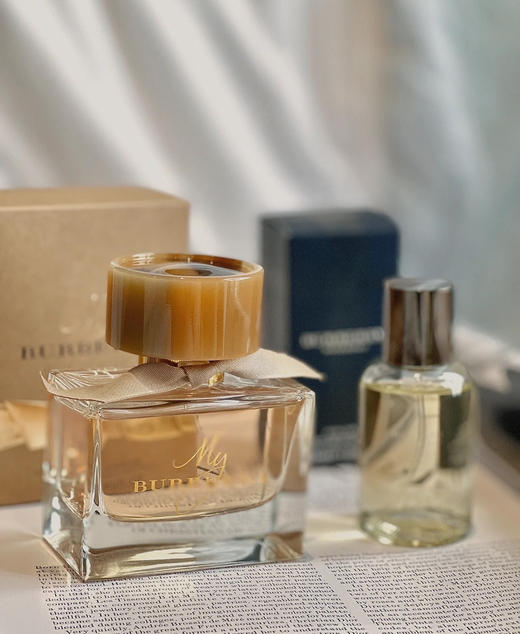 【越南版巴宝莉香水】正装90ml 留香好久 第二天手腕还有余香 My burberry 系列的香水，简直是人间值得 ▲光是瓶口纽扣的设计就让我爱了，花果香调/东方花香调两个味道可选择 商品图2