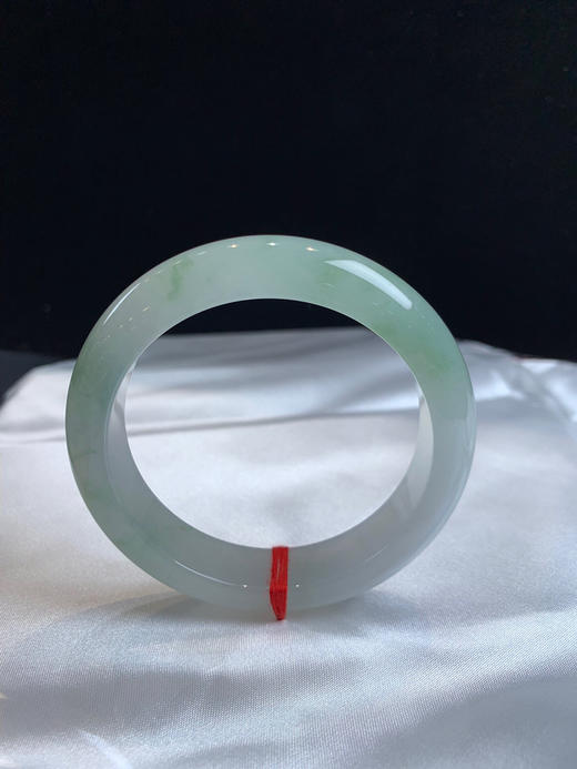 612877，54.5冰飘绿手镯，整体清新干净，飘菠菜绿 条形也不错 ，很均匀 商品图3