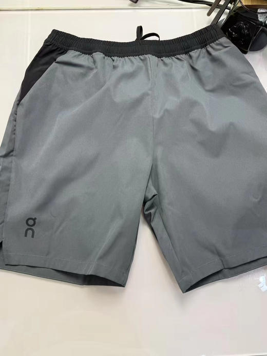 原单正品昂跑专业跑步户外运动短裤，版型帅！
立体剪裁，上身效果直观，耐看
下摆开叉，腰部抽绳，后兜暗扣
一件简约，却不简单的短裤
黑色灰色，尺码S-XXL 商品图1