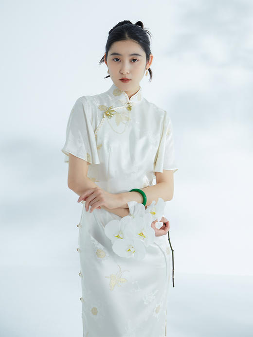 荷言HEYEN 芷露 真丝蝴蝶织金提花旗袍米白色小喇叭袖手工盘扣高级定制 商品图0