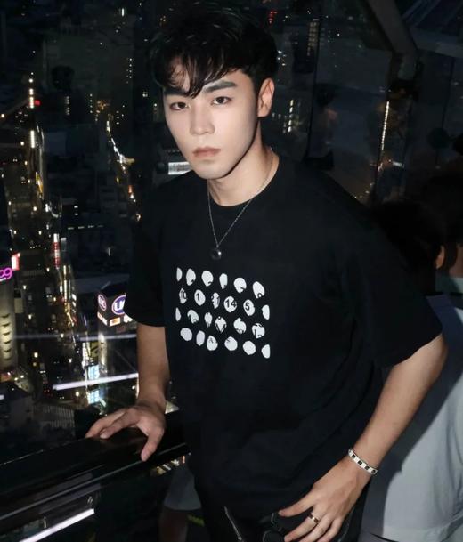 马吉拉镂空圆洞数字圆领短袖T恤 商品图1