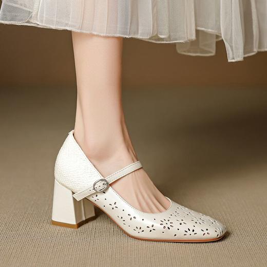 【预售5天】巨好穿法式单鞋女春夏季镂空方头粗跟杏色真皮米白色高跟鞋女XPJ&9093 商品图4