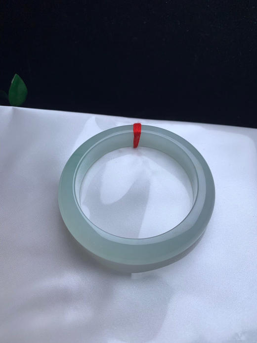 612880，55浅绿底手镯，整体清新甜美  底妆均匀干净 商品图4