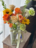 教师节 瓶插花 向日葵两支，金色海岸两支，香槟玫瑰三支，橙色芭比三支，绿色康乃馨三支，黄色康一支，白色桔梗一支，雪柳叶搭配，水晶花瓶一个，带手提袋 商品缩略图2