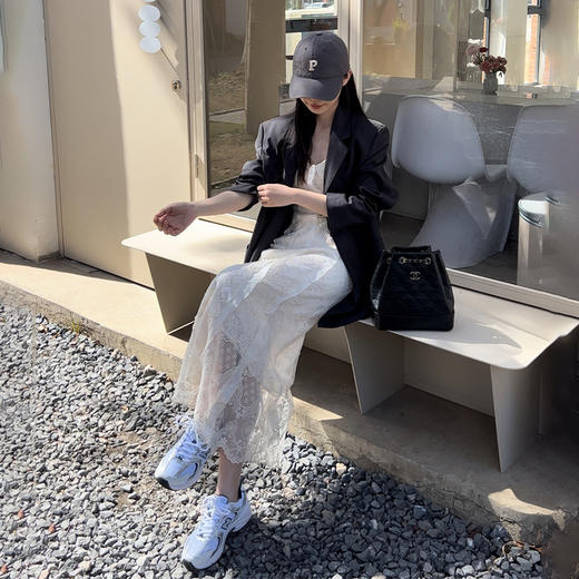 西遇蕾丝吊带连衣裙女夏季新款杏色a字法式修身v领长裙SS050647 商品图3