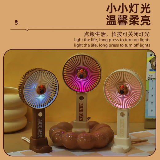 【送贴纸❗️灯光便携水豚风扇】手持出行皆可用，还能当桌面手机支架！USB充电办公室学校用静音带补光灯卡皮巴拉迷你小风扇 商品图3